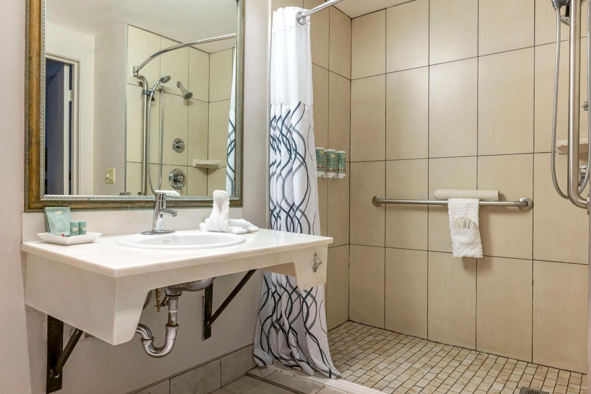 Western Redondo Galleria - La Hotel 3*