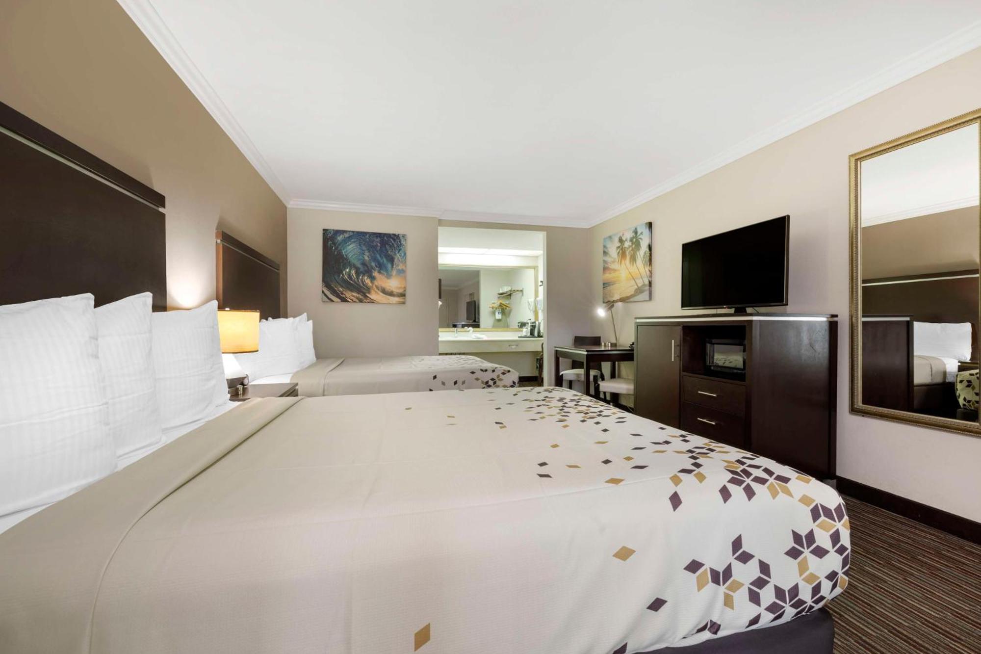 Western Redondo Galleria - La 3*