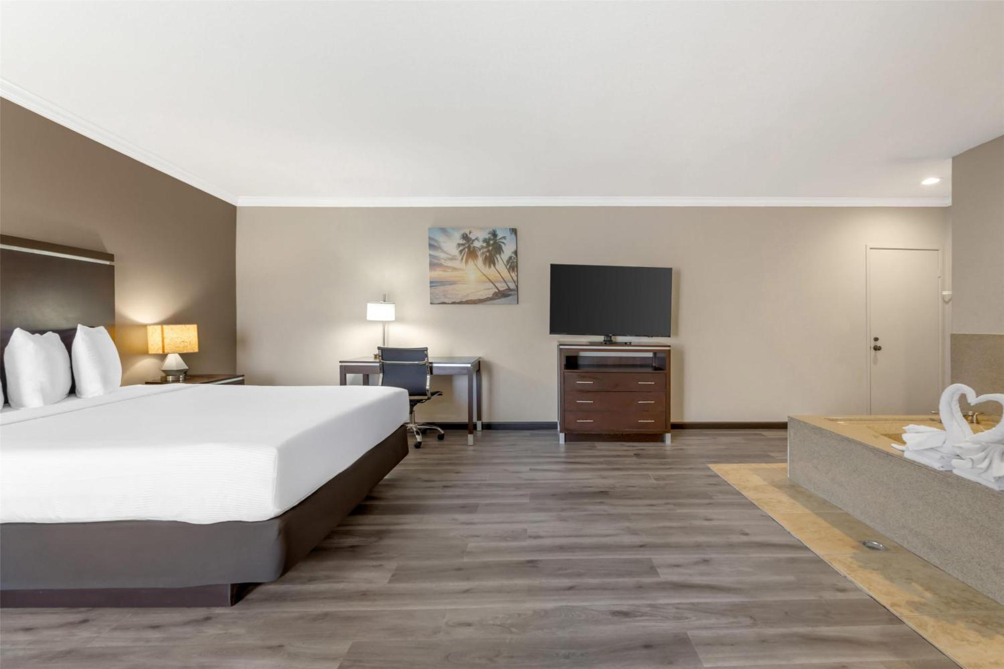 Western Redondo Galleria - La 3*