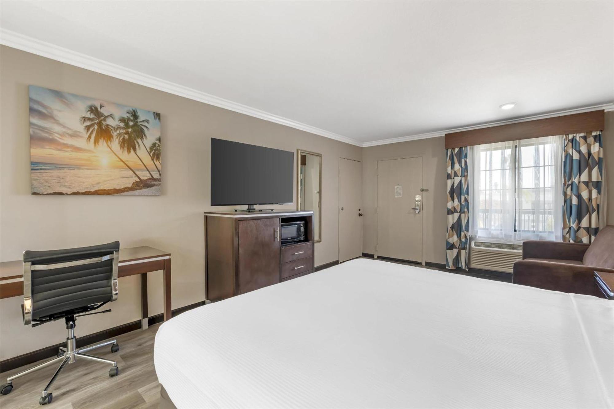 Western Redondo Galleria - La Hotel Redondo Beach