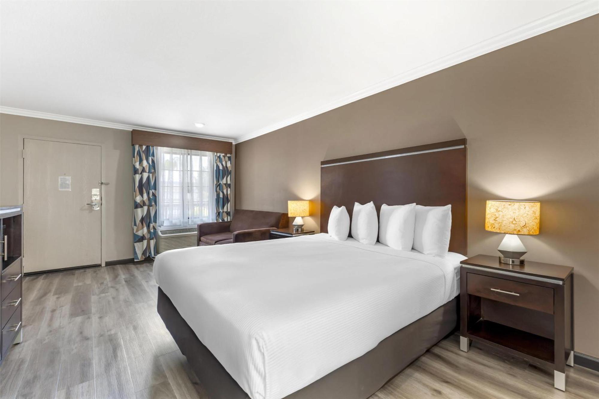 Western Redondo Galleria - La Hotel Redondo Beach