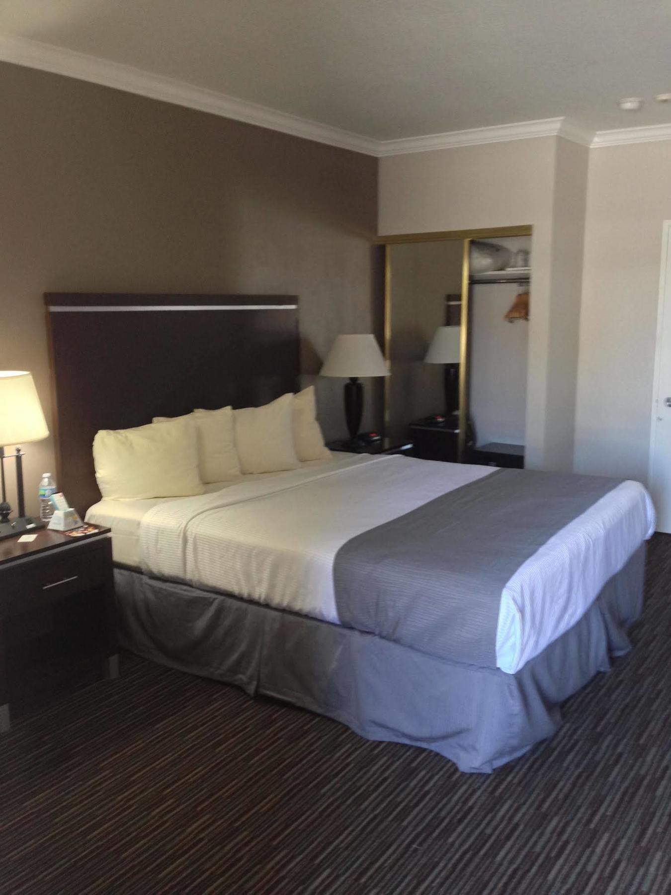 Western Redondo Galleria - La Hotel