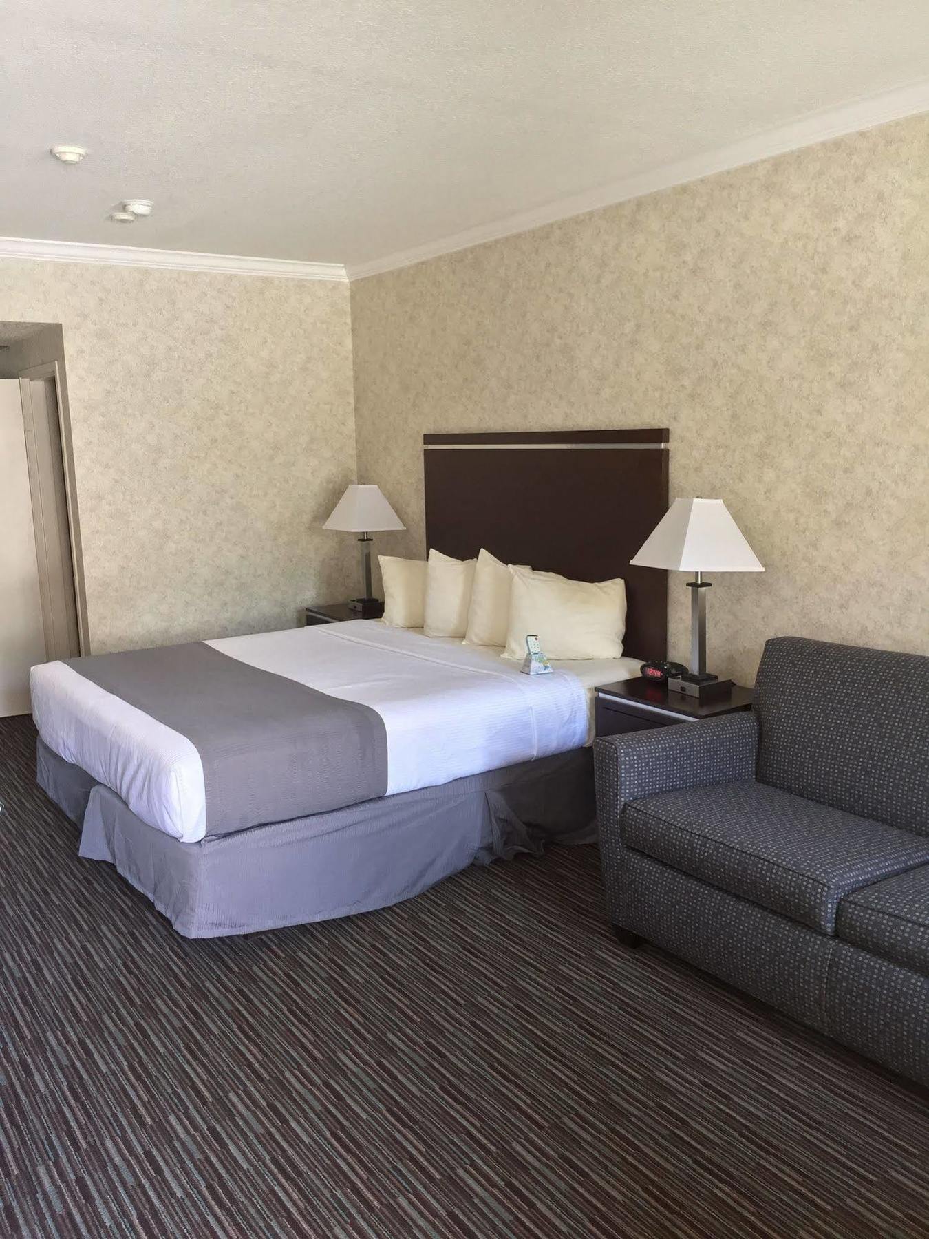 Western Redondo Galleria - La 3*